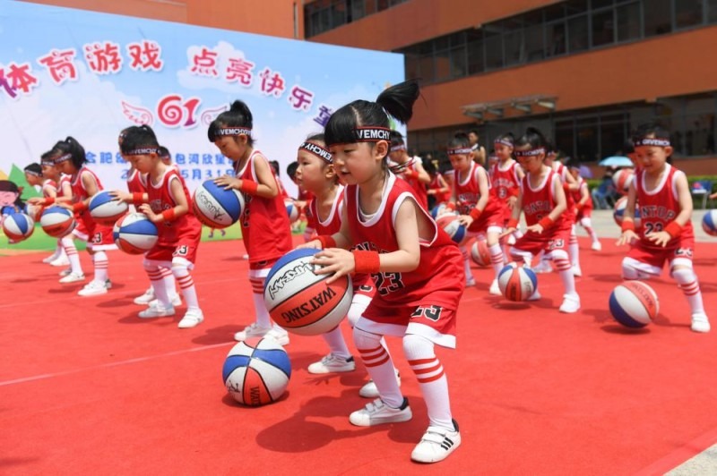 内马尔指责拜仁大将飞铲梅西：你是疯了还是怎么了？